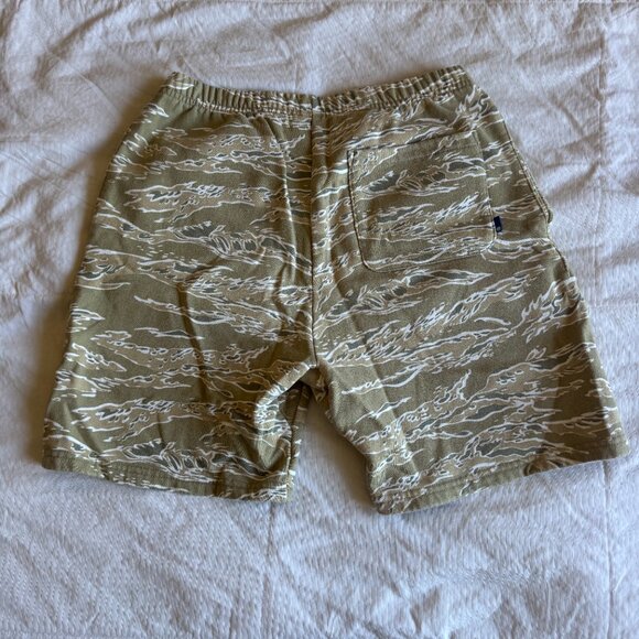 UNDEFEATED Camo Shorts - Size M - Like New! - Picture 4 of 6